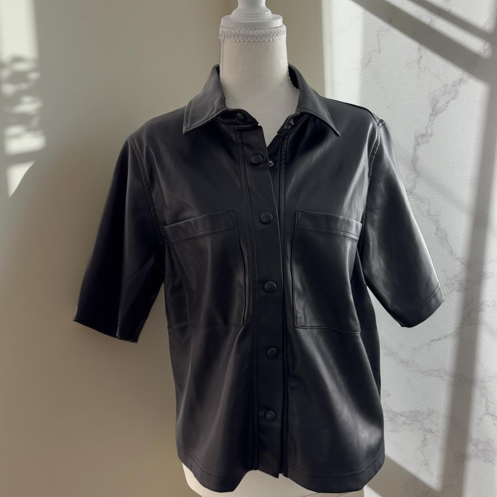 EVEREVE Cropped Black Faux Leather Short Sleeve Button Up Shirt Top Size M - Picture 6 of 8
